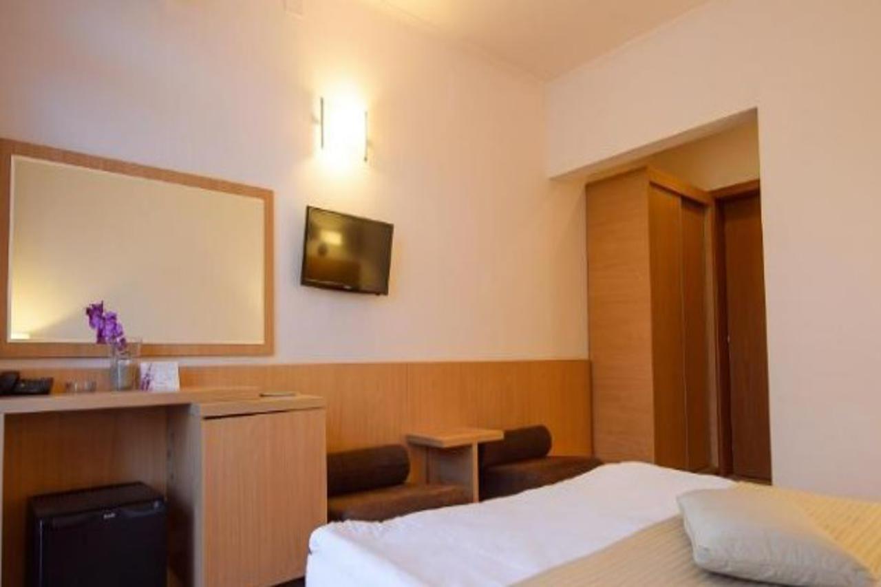 נפטון Hotel Sara מראה חיצוני תמונה