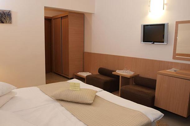 נפטון Hotel Sara מראה חיצוני תמונה